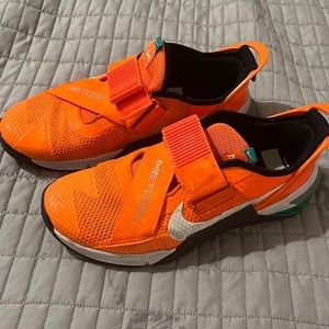 Orange nike MetCon 7 flyease, Size 13